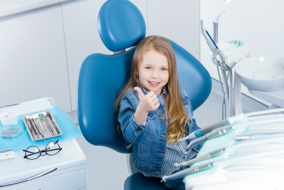 zadowolona dziewczynka u stomatologa